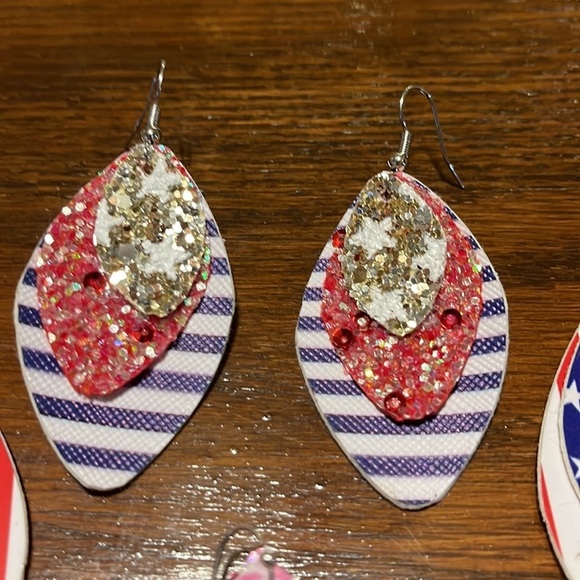 Set of 5 holiday earrings - Picture 2 of 6